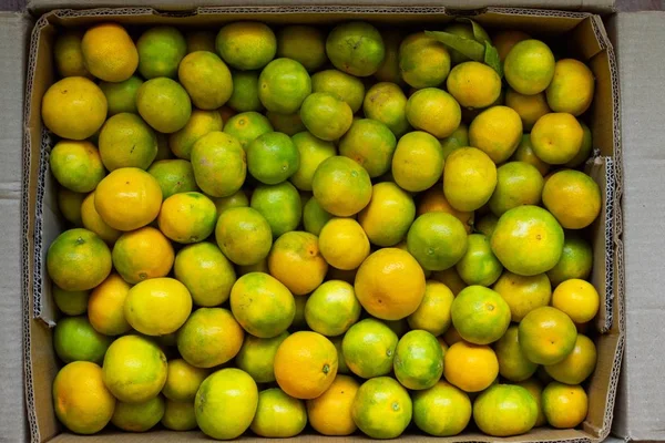 Flygfoto av en färsk mandarinfrukt inuti lådan — Stockfoto