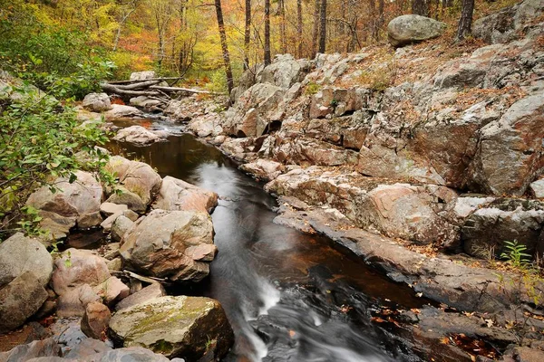 Mesmerizing view of the Pickle Creek spring in the sandstone valleys of Hawn State Park, Missouri — Stock Photo, Image