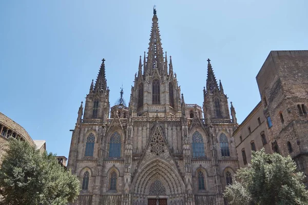バルセロナ スペイン 2019年6月7日 スペインの暑い晴れた日にバルセロナの素晴らしいゴフィック大聖堂の美しい水平線のショット — ストック写真