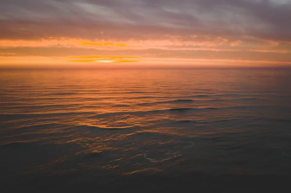 Vista Hipnotizante Oceano Calmo Sob Céu Colorido Durante Pôr Sol — Fotografia de Stock