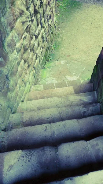 Foto en ángulo alto de las escaleras del castillo del Castillo de Goodrich en Herefordshire, Inglaterra. —  Fotos de Stock