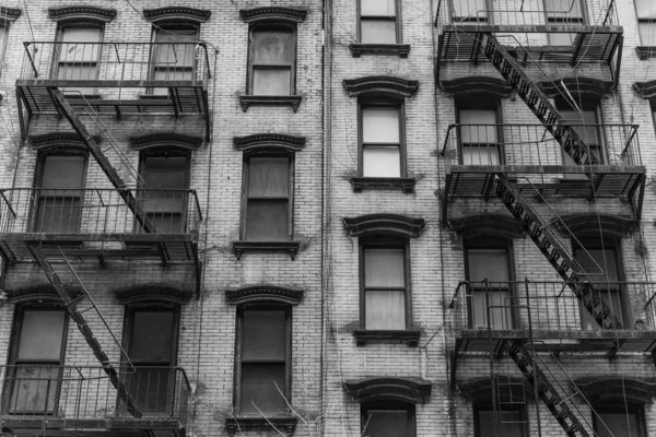 Grayscale shot of an apartment with stairs on the side — Stock Photo, Image