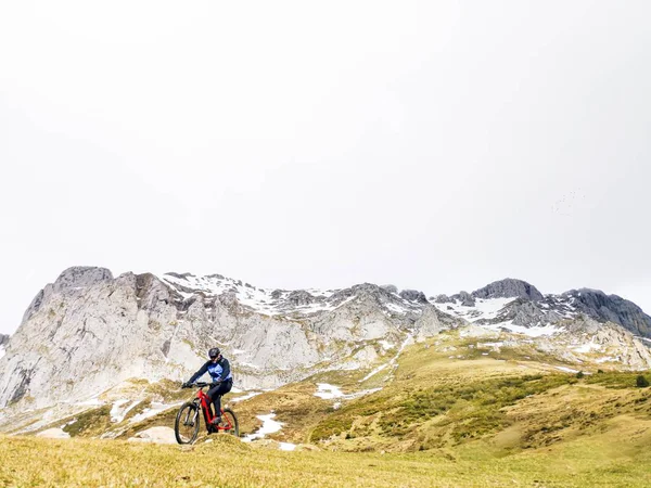 Schöne Aufnahme einer Person, die mit dem Fahrrad auf gelben Hügeln fährt — Stockfoto