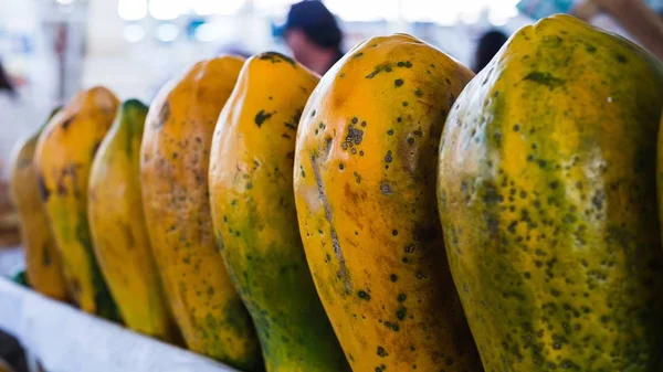 Selective focus shot of papaya fruits at the market — Stock Photo, Image