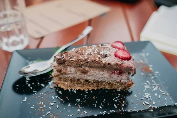 Tiro de close-up de um bolo saboroso em uma chapa em um café — Fotografia de Stock