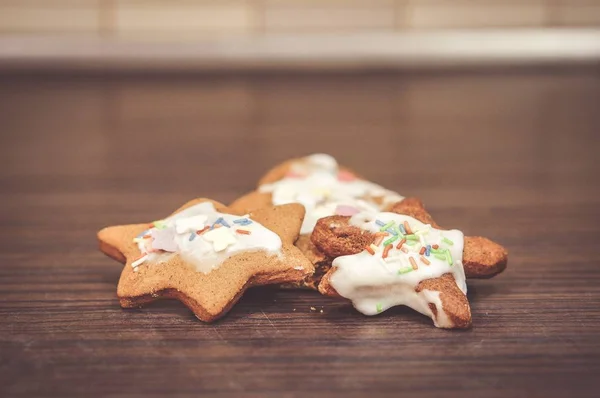 Печиво у формі зірок одне зверху одне одного кладуть на стіл — стокове фото