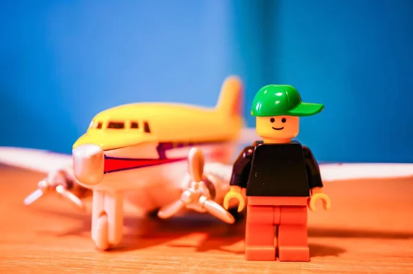 波兰波兹南 2019年11月9日 乐高人影站在一个软焦点背景的玩具飞机模型旁边 — 图库照片