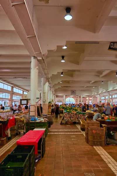 法国戛纳 2019年6月6日 在戛纳市中心市场上与当地人和游客一起探索的食品摊位的垂直拍摄 — 图库照片