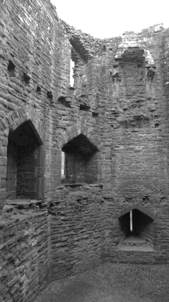 Вертикальний знімок стіни руїн замку Гудріч у Герефордширі (Англія). — стокове фото