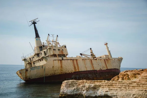 Navio na água ao lado das pedras da costa durante o dia — Fotografia de Stock