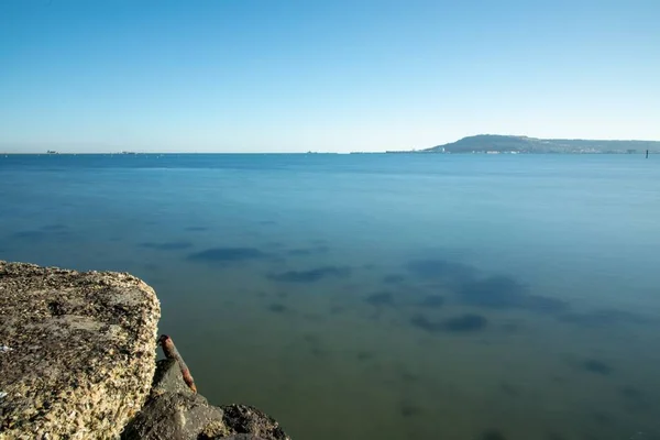 Aufnahme des Meeres vom Sandsfoot-Strand in Dorset, Großbritannien bei sonnigem Wetter — Stockfoto