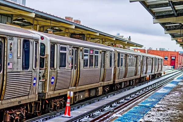 Metalowy pociąg na dworcu kolejowym w Chicago — Zdjęcie stockowe