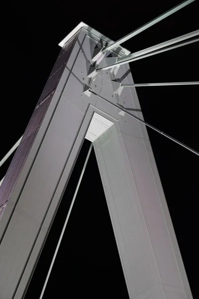 Вертикальный снимок опоры подвесного моста через Рейн в Коломне — стоковое фото