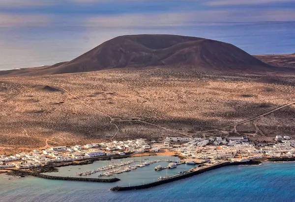 Vysokoúhlý snímek přístavu u moře s horou v pozadí na Kanárských ostrovech, Španělsko — Stock fotografie