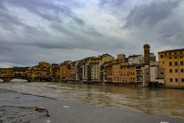 Ponte Vecchio over the Arno River surrounded by buildings in Florence in Italy — Stock Photo, Image