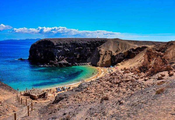 스페인 카나리아 제도의 바위들 에둘러 싸여 있는 해변의 아름다운 경관 — 스톡 사진