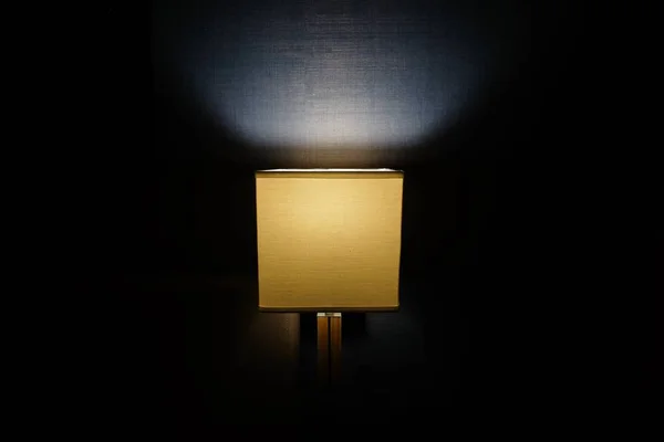 Vacker Modern Lampa Placerad Bredvid Sängen — Stockfoto