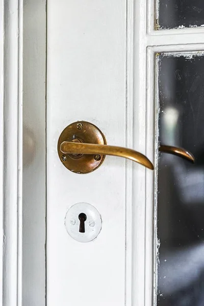 ประตูวินเทจที่มีมือจับประตูโบราณ — ภาพถ่ายสต็อก