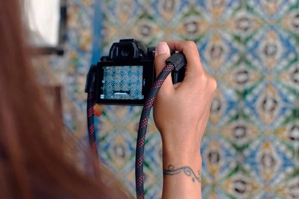 Foto de cierre de una mujer fotografiando una pared multicolor. —  Fotos de Stock