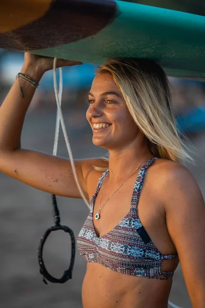 Plan vertical d'une femme blonde en maillot de bain pendant la journée — Photo