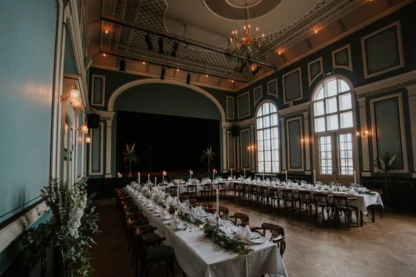 Salão de recepção de casamento com uma elegante mesa com velas — Fotografia de Stock