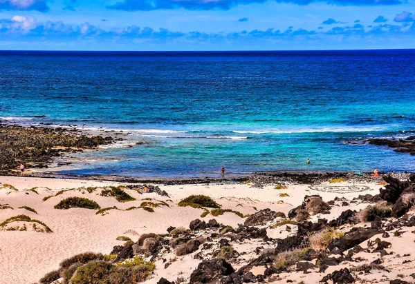 Hermosa playa en un día soleado en las Islas Canarias, España. — Foto de Stock