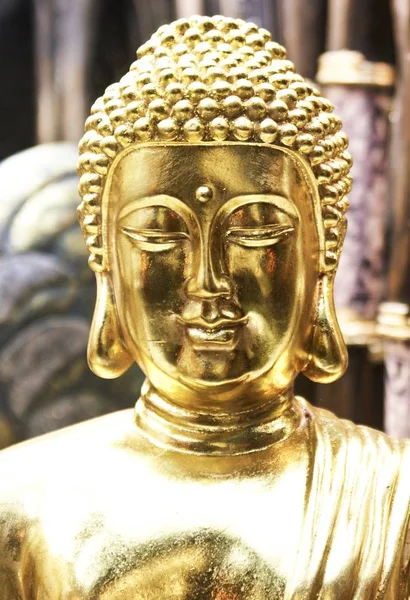 Vertical shot of a golden Buddha statue — Stock Photo, Image