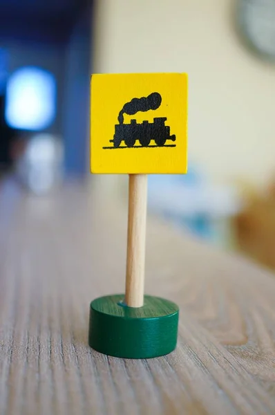 Tiro vertical de um brinquedo de um sinal de tráfego amarelo para crianças — Fotografia de Stock