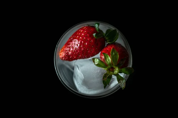 Tiro Alto Ângulo Vidro Com Gelo Com Uma Fruta Fresca — Fotografia de Stock