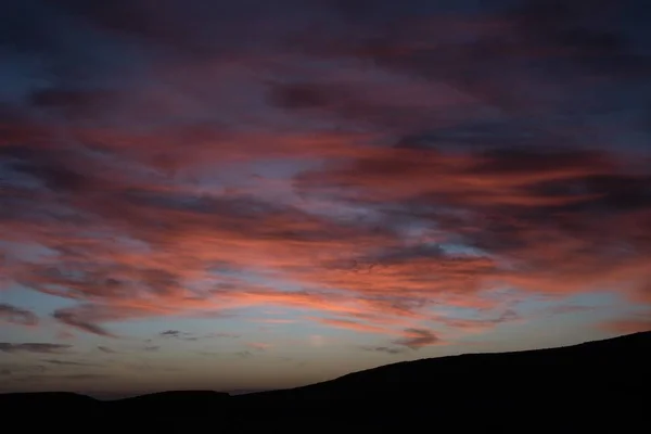 Las nubes coloridas del cielo de la puesta del sol - perfecto para un fondo de escritorio. —  Fotos de Stock