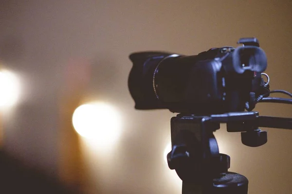 Detailní záběr videokamery na stojanu s rozmazaným pozadím — Stock fotografie