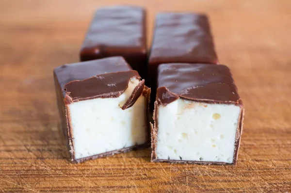 Zbliżenie na plasterki cytryny pokrytej czekoladą — Zdjęcie stockowe