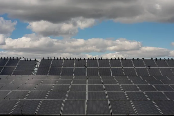 Vue à grand angle de panneaux solaires sur le toit avec des nuages à l'arrière-plan — Photo