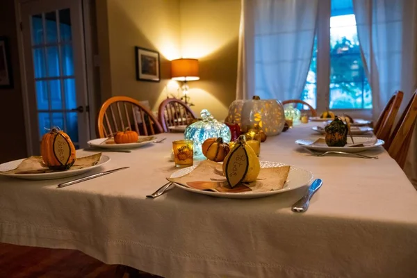 Etiketli yemek kabaklarıyla Cadılar Bayramı aile yemeği — Stok fotoğraf