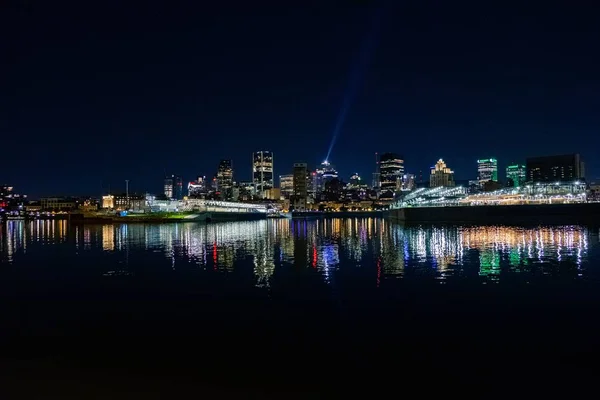 美丽的迪耶普公园港口夜空，在河上反射着五彩斑斓的光芒 — 图库照片