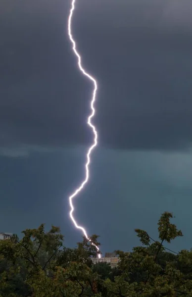 Vertical shot of a beautiful thunder strike in new zagreb, croatia — Stock Photo, Image