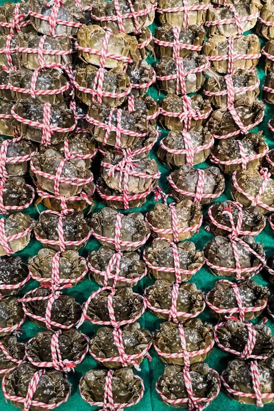 Tiro vertical de um monte de caranguejos amarrados por uma corda no supermercado ta de Pequim, China — Fotografia de Stock