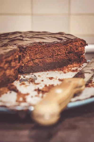 Κοντινό πλάνο μισοκομμένο κέικ σοκολάτας — Φωτογραφία Αρχείου