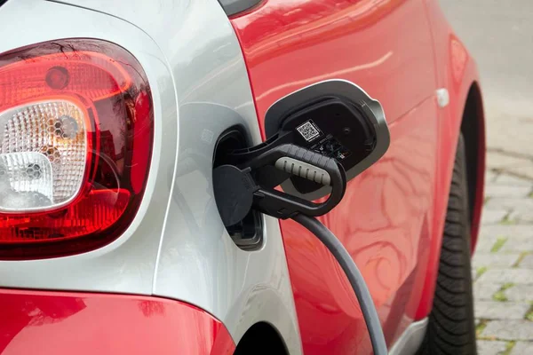 Een Close Opname Van Een Witte Rode Auto Tanken Bij — Stockfoto