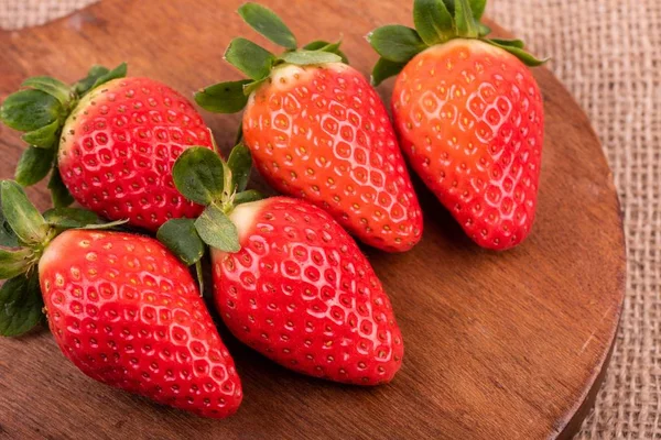 Primer Plano Fresas Frescas Escritorio Redondo Madera — Foto de Stock