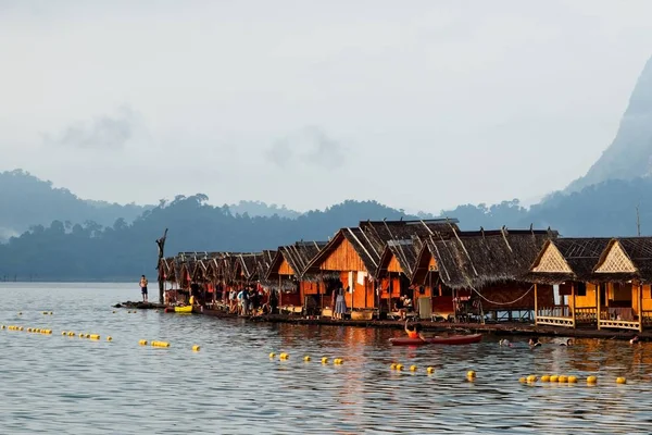 Khao Sok Tailandia Marzo 2019 Casas Balsa Parque Nacional Khao — Foto de Stock