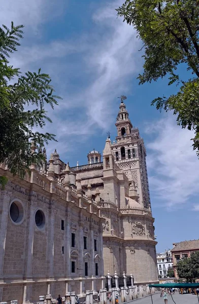 Tiro vertical da Catedral de Sevilla em Espanha — Fotografia de Stock