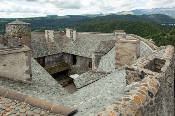 Chateau de Murol nebo Murol hrad v srdci regionu Auvergne ve Francii — Stock fotografie