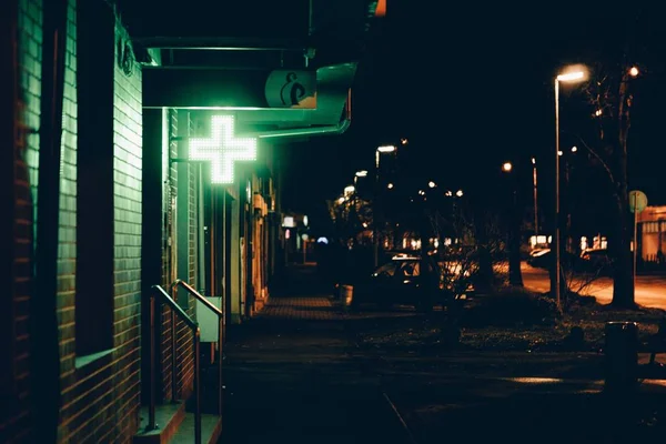 Una Amplia Toma Una Cruz Verde Neón Señalización Luz Colgando —  Fotos de Stock