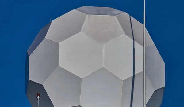 Крупный План Гигантской Инсталляции Футбольного Мяча Голубым Небом — стоковое фото