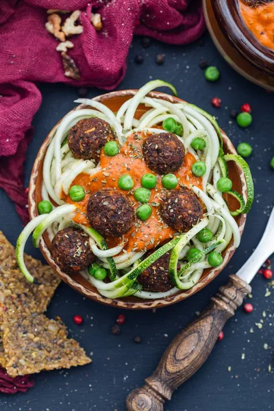 Vue à angle droit d'un bol de délicieuses boulettes de viande aux légumes — Photo