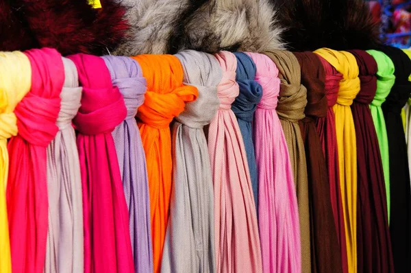 Piękne ujęcie kolorowych szalików wiszących obok siebie w sklepie — Zdjęcie stockowe