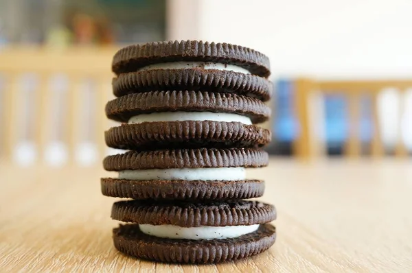 Cookies em cima uns dos outros colocados sobre a mesa — Fotografia de Stock