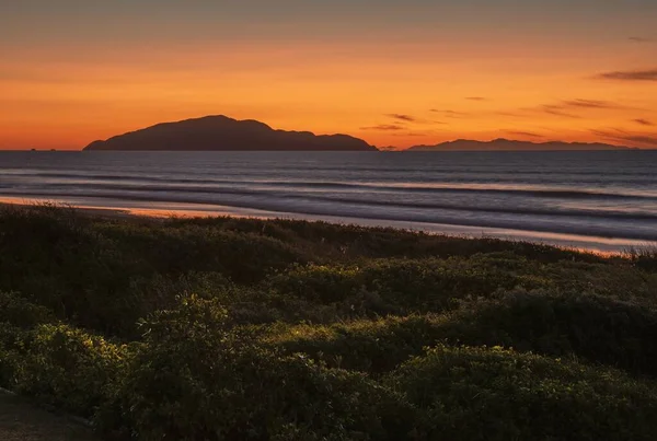 Häpnadsväckande solnedgång vid Otaki Beach på Kapiti kusten i Nordön i Nya Zeeland — Stockfoto