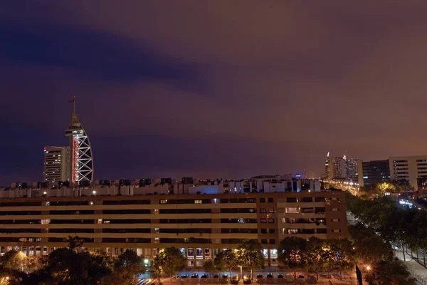 Széles látószögű felvétel egy város épületeiről éjszaka — Stock Fotó
